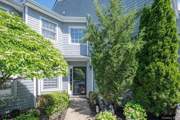 55 Lakebridge Drive S, Kings Park, NY 11754