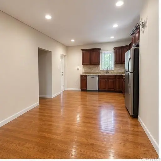 18 Elizabeth CT, Hempstead, NY 11550