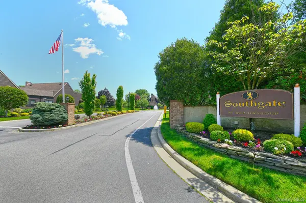 161 Southgate DR, Massapequa Park, NY 11762
