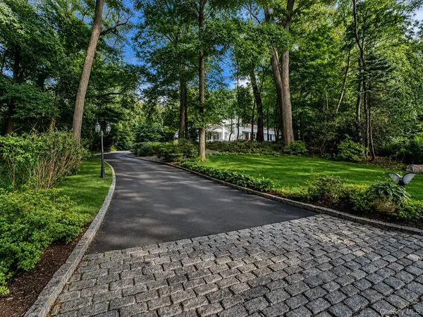 4 Stoneridge CT, Syosset, NY 11791
