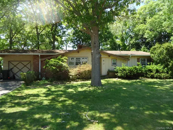 8 Graham RD, Hampton Bays, NY 11946