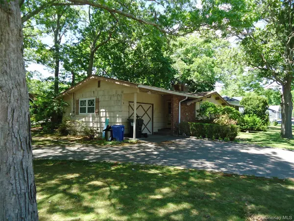 8 Graham RD, Hampton Bays, NY 11946