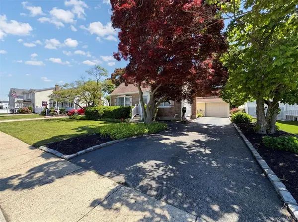 3584 Condor RD, Levittown, NY 11756