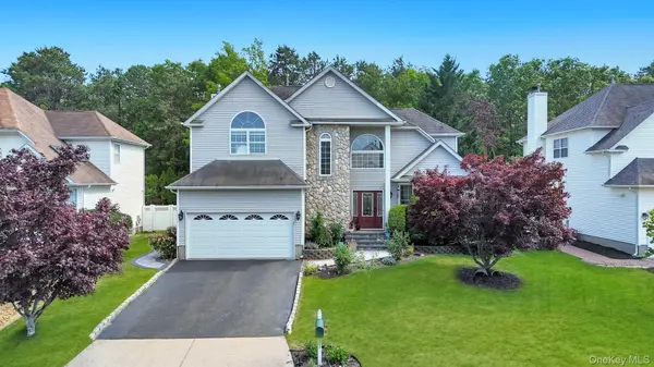 33 Peachtree CT, Holtsville, NY 11742