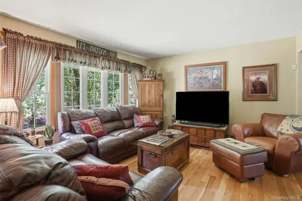 9 Rocky RD, Red Hook, NY 12571