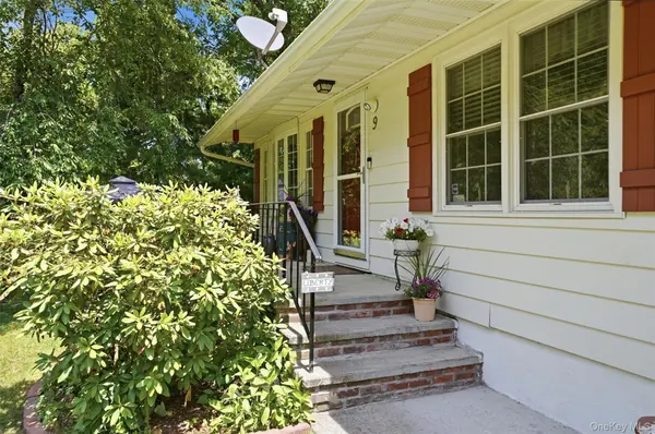 9 Rocky RD, Red Hook, NY 12571