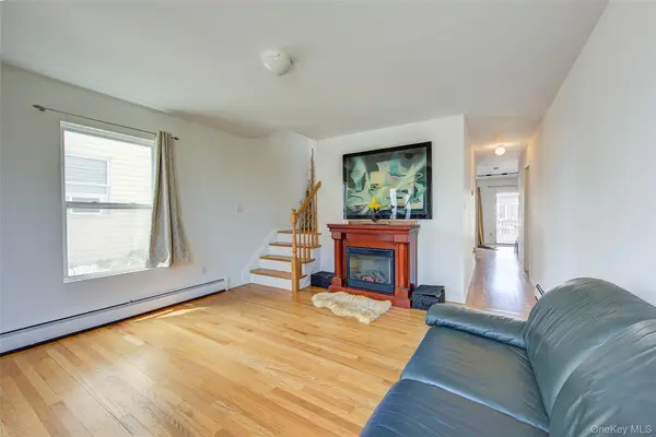 913 Arctic ST, Lindenhurst, NY 11757