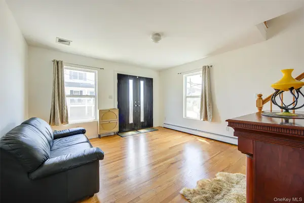 913 Arctic ST, Lindenhurst, NY 11757