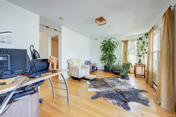 913 Arctic ST, Lindenhurst, NY 11757