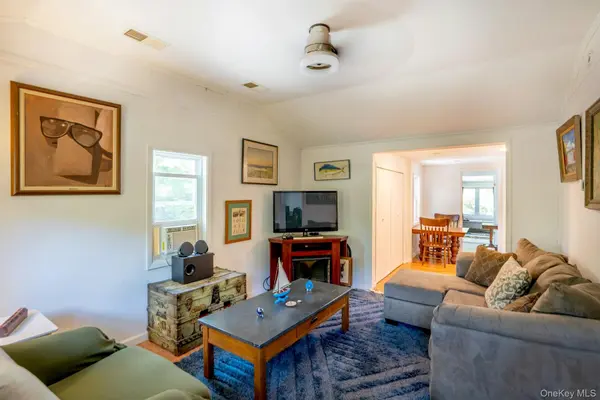 156 Washington Heights AVE, Hampton Bays, NY 11946