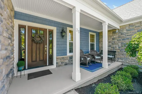 35 Briarwood LN, New Windsor, NY 12553