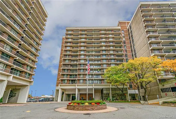 152-18 Union TPKE #7 P, Flushing, NY 11367
