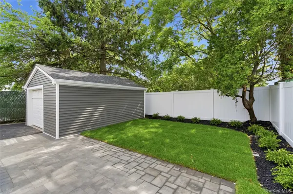 13 Evelyn AVE, Westbury, NY 11590