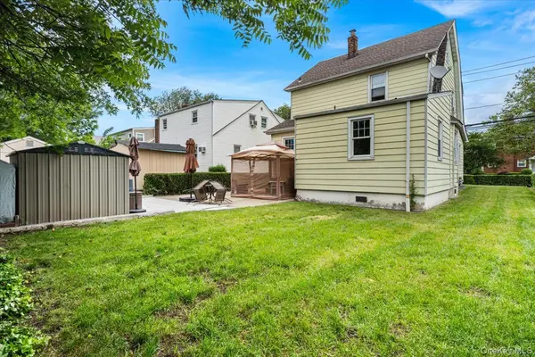 205 Roslyn RD, Mineola, NY 11501
