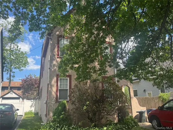 5 York PL, Merrick, NY 11566