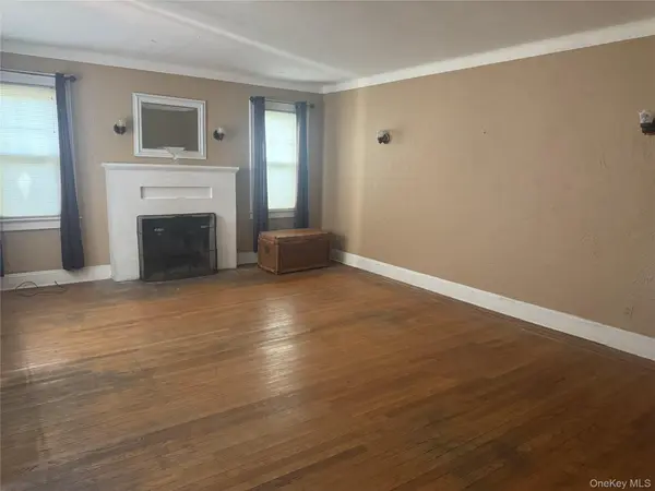 5 York PL, Merrick, NY 11566