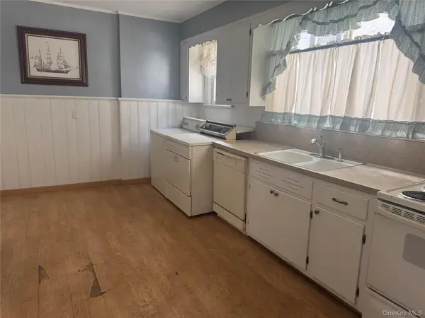 5 York PL, Merrick, NY 11566