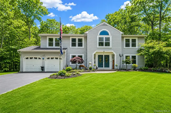 2 Barbara Anne ST, Manorville, NY 11949