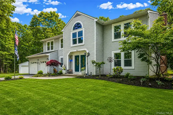 2 Barbara Anne ST, Manorville, NY 11949