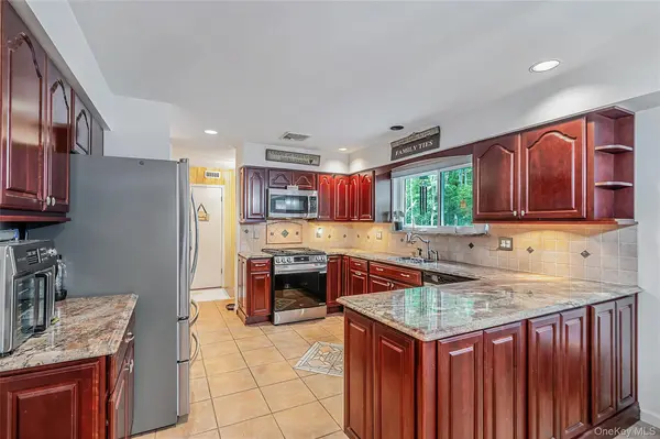 2 Barbara Anne ST, Manorville, NY 11949
