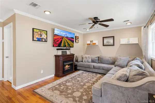 86 Claremont AVE, West Babylon, NY 11704