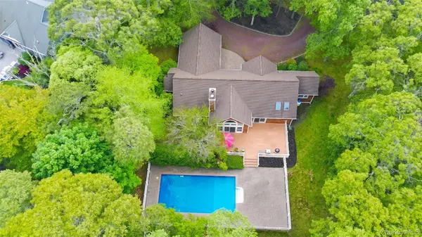 33 Windwood CT, Westhampton, NY 11977
