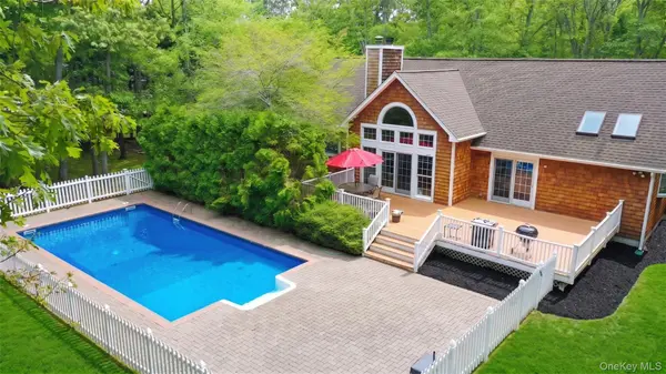 33 Windwood CT, Westhampton, NY 11977