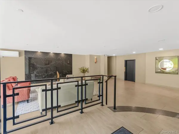 25 Canterbury RD #1M, Great Neck, NY 11021
