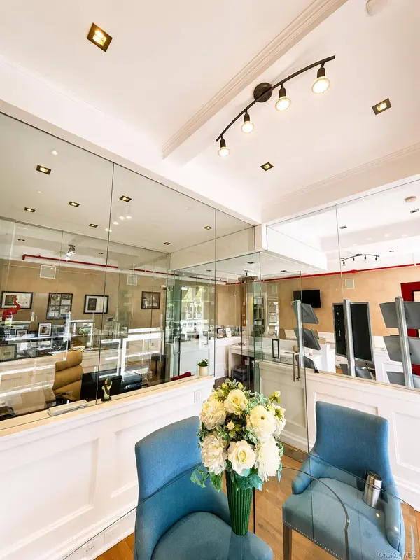 50 Main ST, Westhampton Beach, NY 11978