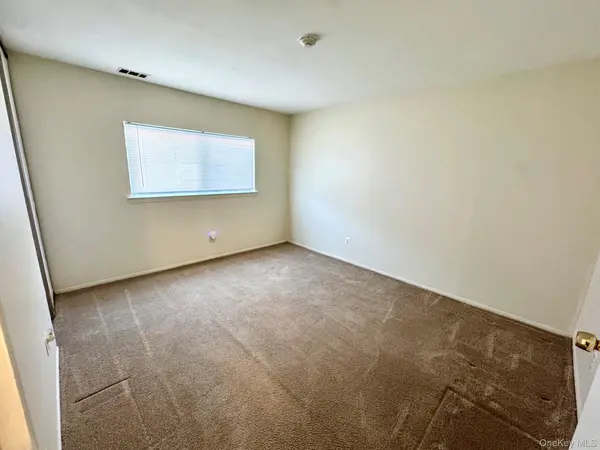 71 Pointe CIR #71, Coram, NY 11727