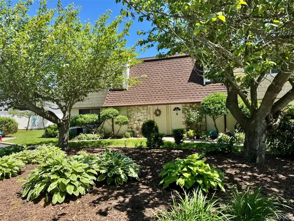 71 Pointe CIR #71, Coram, NY 11727