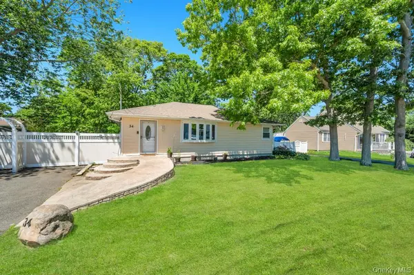 34 Windus DR, Shirley, NY 11967