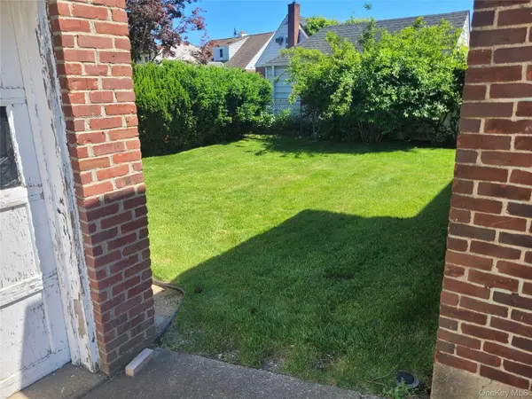 41 Nassau BLVD, West Hempstead, NY 11552
