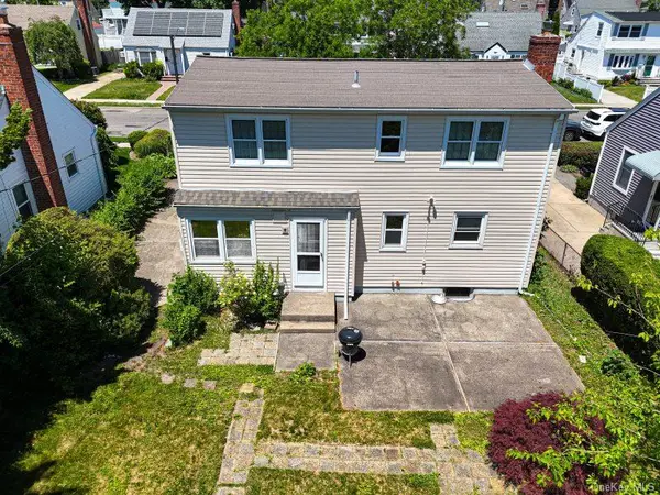 9 Robert ST, Hicksville, NY 11801