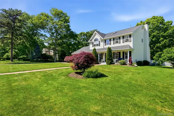 9 Ridgefield DR, Shoreham, NY 11786