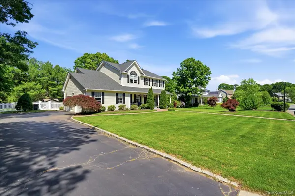 9 Ridgefield DR, Shoreham, NY 11786