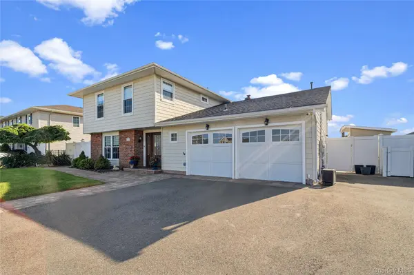 106 Anchorage DR, West Islip, NY 11795