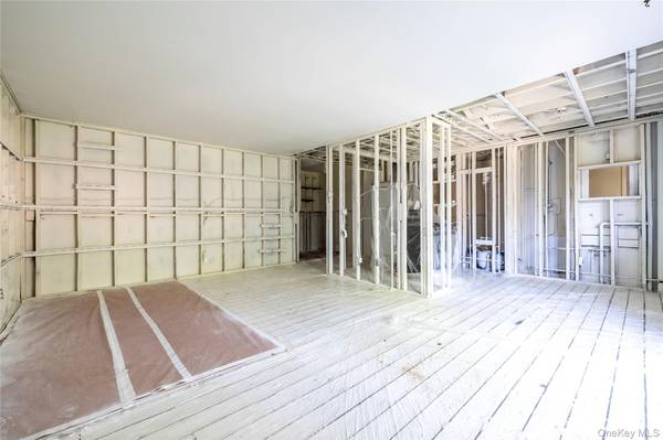 1 Toms Point LN #Building 5, Unit 9J, Port Washington, NY 11050