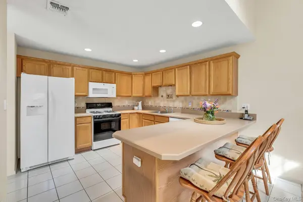 1 Summerfield LN #1, Aquebogue, NY 11901