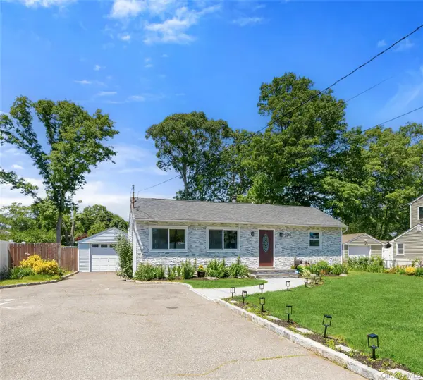 1084 Hyman AVE, Bay Shore, NY 11706