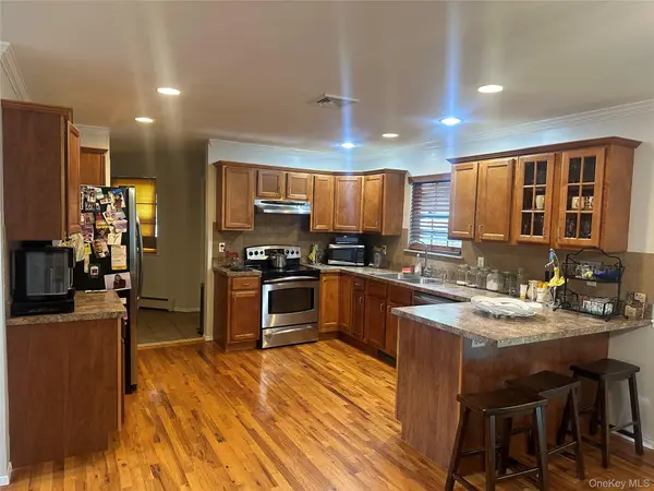 18 Mill LN, Medford, NY 11763