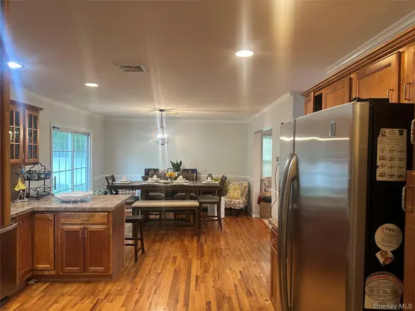 18 Mill LN, Medford, NY 11763