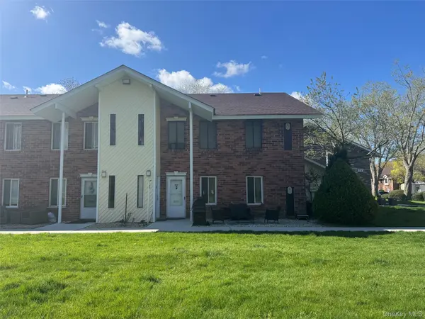 18 Navajo CT #18, Coram, NY 11727