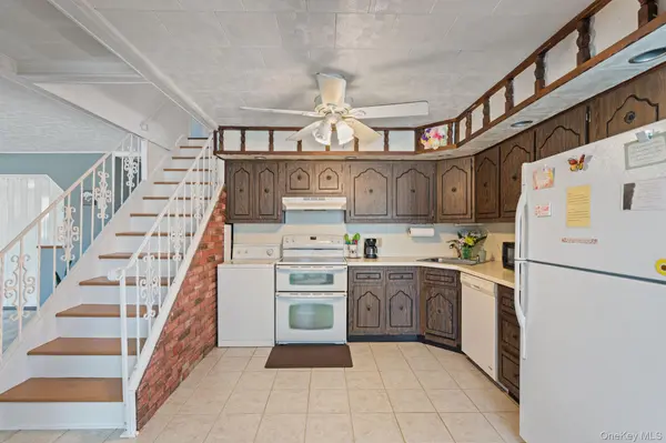 47 Forge LN, Levittown, NY 11756