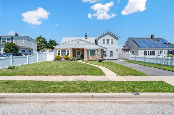 47 Forge LN, Levittown, NY 11756