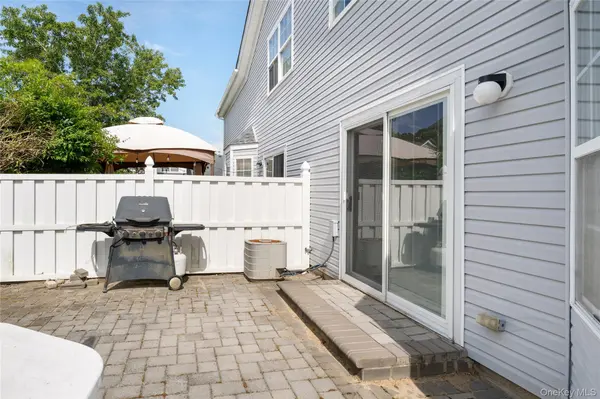 5 Robert LN #5, Middle Island, NY 11953