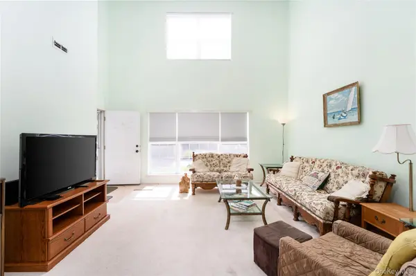 5 Robert LN #5, Middle Island, NY 11953