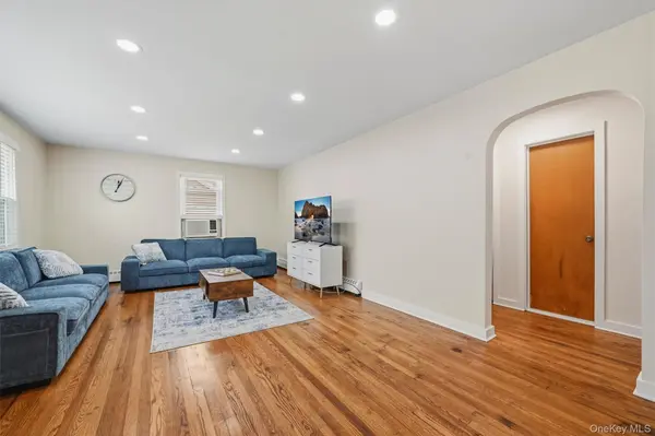 21 Hillside AVE, Woodbourne, NY 12788