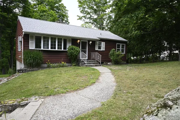 16 Greenridge CT, Carmel, NY 10512