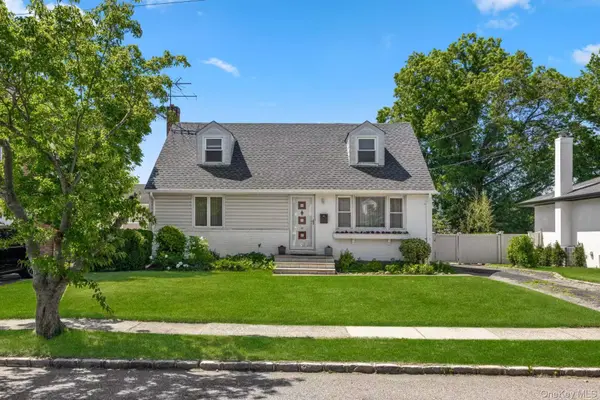 103 Nassau DR, Albertson, NY 11507
